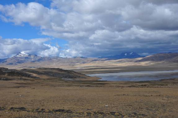 Laguna altiplânica na estrada que vai à Huaraz, no Peru
